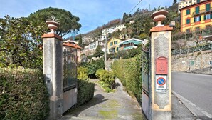 A gated entrance with a no parking sign, a stone pathway, and hillside buildings in the background. - Villa 'Uliveto' with Sea View, Wi-Fi and Air Conditioning (Camogli)
