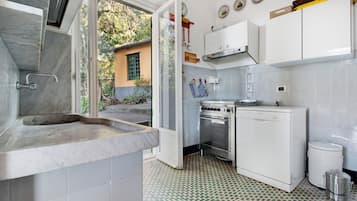 Frigorifero, microonde, forno, piano cottura