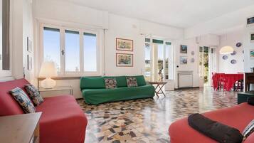 TV, tavolo da ping pong