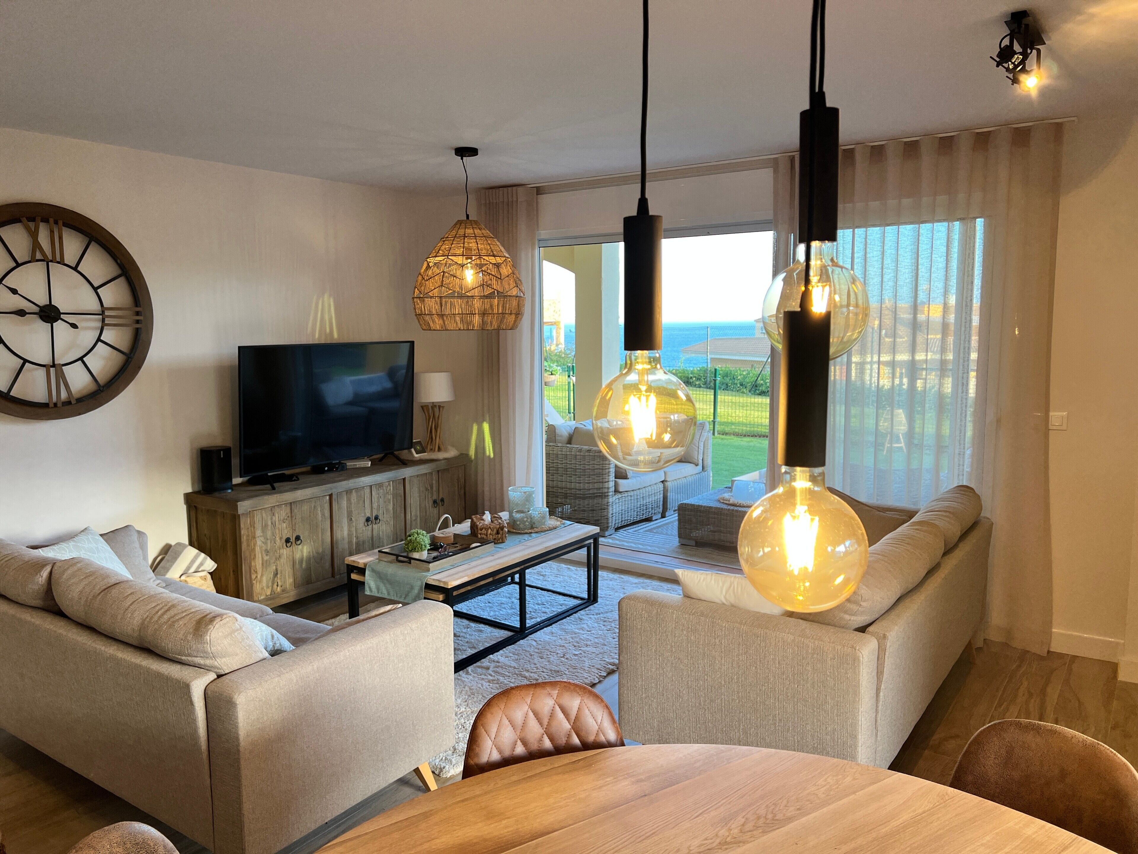 Téléviseur, table de ping-pong