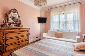 2 habitaciones, tabla de planchar con plancha y ropa de cama 