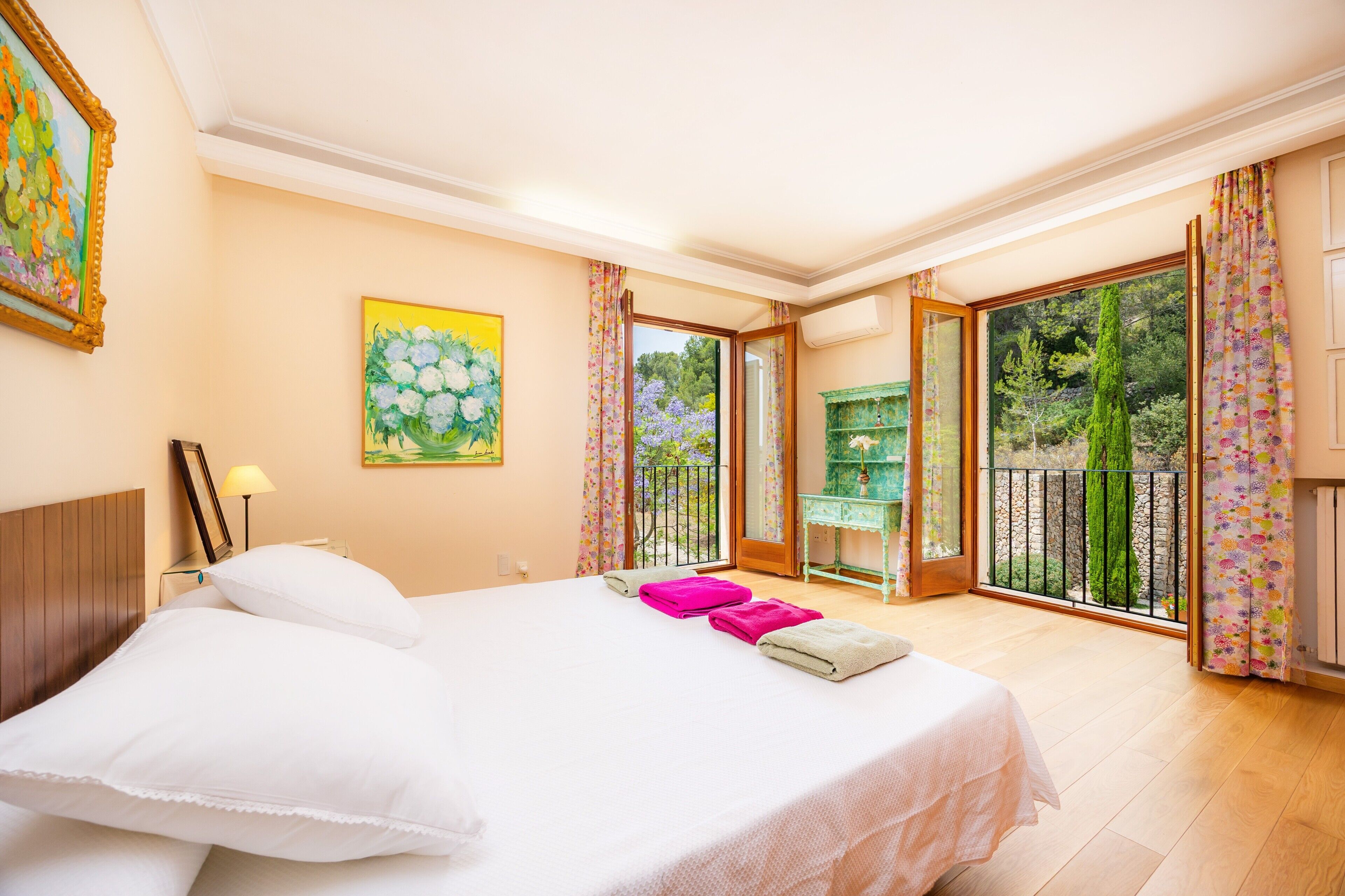 5 bedrooms, iron/ironing board, free WiFi, bed sheets