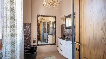 Badewanne, Haartrockner, Handtücher