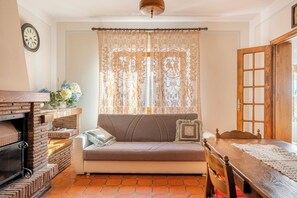 TV, fireplace - Holiday Home 'Nonna Teta 10' with Garden (Molazzana)