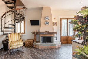 TV, fireplace - Holiday Home 'Nonna Teta 10' with Garden (Molazzana)