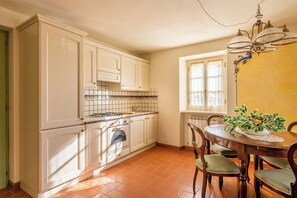 Fridge, oven, stovetop, dishwasher - Holiday Apartment 'Melograni 7' with Terrace (Molazzana)