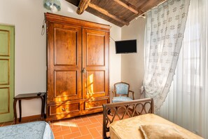 3 habitaciones, tabla de planchar con plancha y ropa de cama 