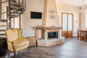 TV, fireplace - Apartment 'Nonna Teta 3' with Private Garden (Molazzana)