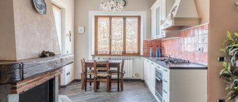 Kühlschrank, Ofen, Herdplatte, Geschirrspüler