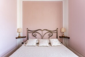 1 chambre, fer et planche à repasser, draps fournis