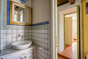 Shower, hair dryer, towels - Holiday Apartment 'Melograni 2' with Terrace (Molazzana)