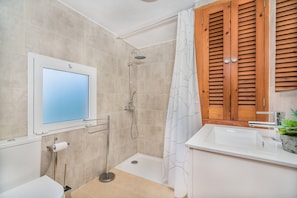 Suihku, hiustenkuivaaja, pyyhkeet