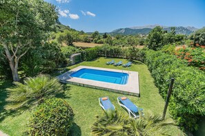 Une piscine dotée de chaises longues et offrant une vue sur le paysage environnant.