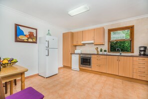 Kjøleskap, mikrobølgeovn, kokeplater og oppvaskmaskin