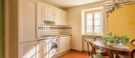 Kjøleskap, ovn, kokeplater og oppvaskmaskin