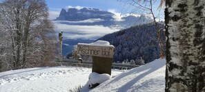 Un paysage enneigé avec un panneau indiquant « Aschnerhof ».