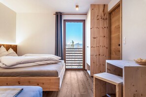 1 bedroom, iron/ironing board, free WiFi, bed sheets - Holiday Apartment "Aschnerhof Holzherz" with Mountain View, Private Balcony & Wi-Fi (Renon)