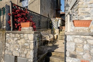 Property grounds - Apartment 'Limoni' with Private Terrace (Molazzana)