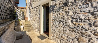 Apartment 'Limoni' with Private Terrace