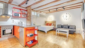 Een koelkast, een microgolfoven, een oven, een kookplaat