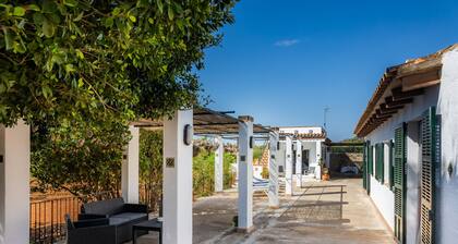 Casa de campo "Sa Casa Des Pintor Miquel Vives 213" con piscina privada, 2 terrazas y Wi-Fi