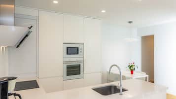 Geladeira, micro-ondas, fogão, cooktop