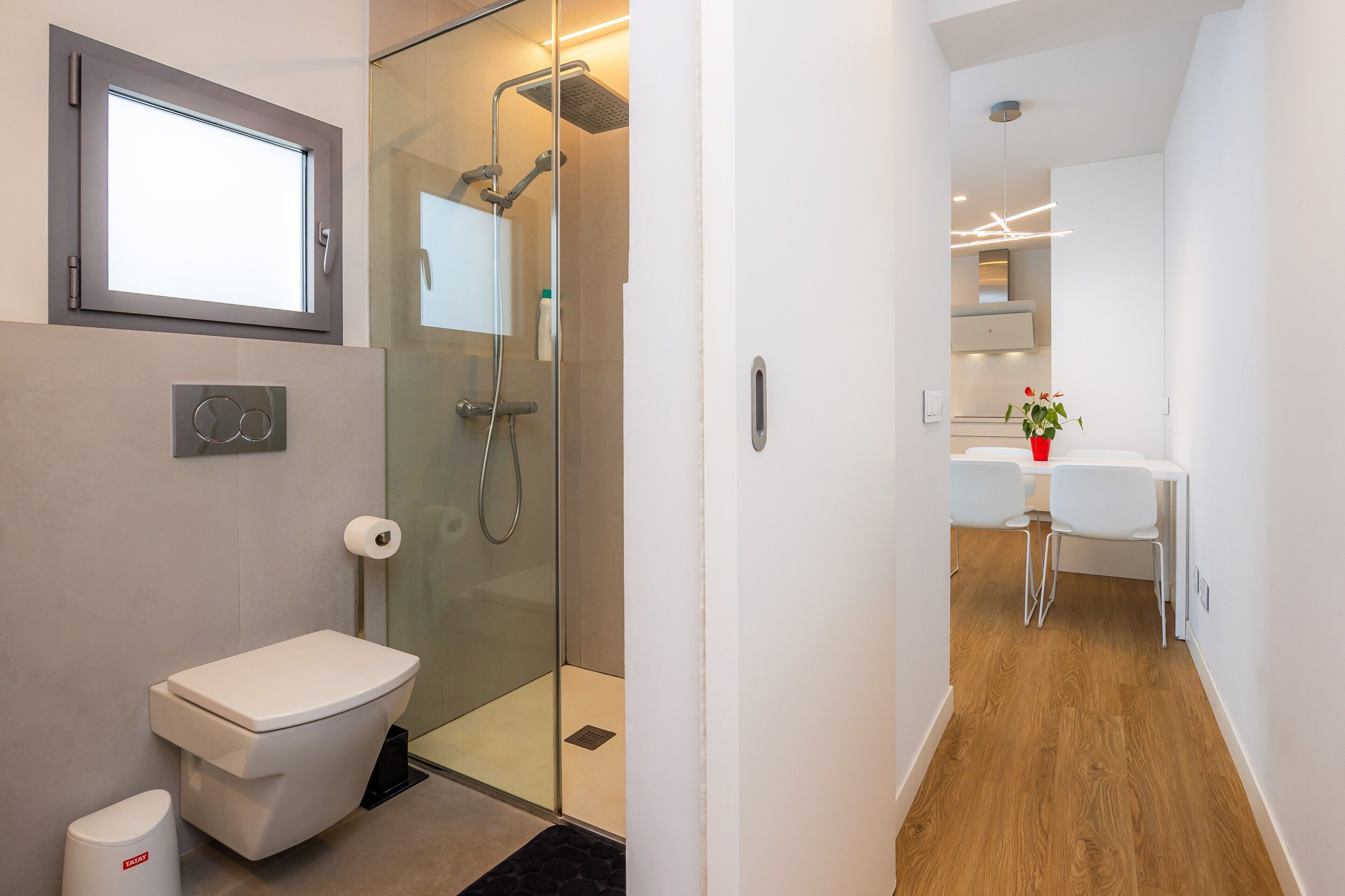 Een douche, een haardroger, handdoeken