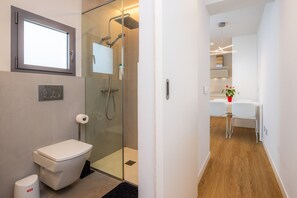 Suihku, hiustenkuivaaja, pyyhkeet