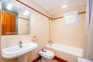 Baignoire, articles de toilette gratuits, sèche-cheveux