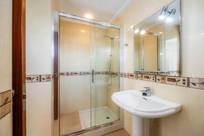 Bathtub, free toiletries, hair dryer, towels