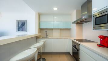 Refrigerador, microondas, horno, placa de cocina