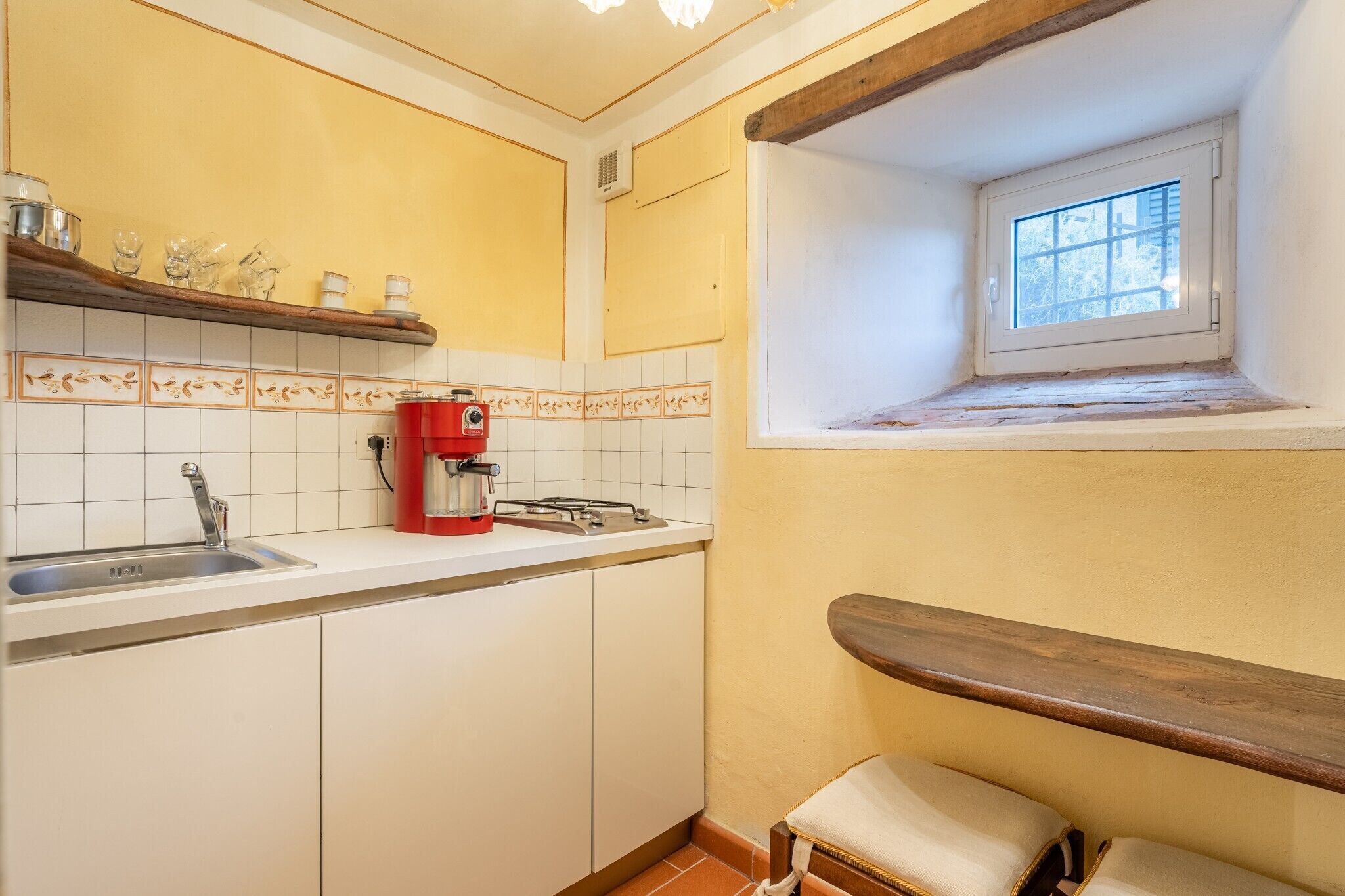 Frigorifero, piano cottura, macchina per tè/caffè