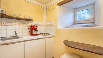 Frigorifero, piano cottura, macchina per tè/caffè