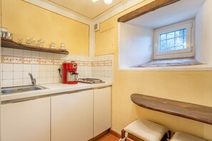 Fridge, stovetop, coffee/tea maker, cookware/dishes/utensils - Holiday Apartment "Grillo Rosso Taverna" with Fireplace (Molazzana)
