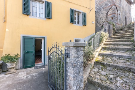 Exterior detail. Holiday Apartment "Grillo Rosso Taverna" with Fireplace
