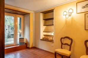 Interior - Holiday Apartment "Grillo Rosso Taverna" with Fireplace (Molazzana)
