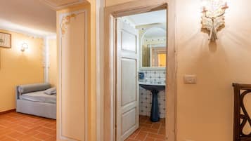 1 bedroom, bed sheets