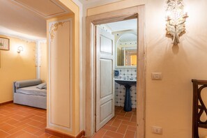 1 bedroom, bed sheets - Holiday Apartment "Grillo Rosso Taverna" with Fireplace (Molazzana)