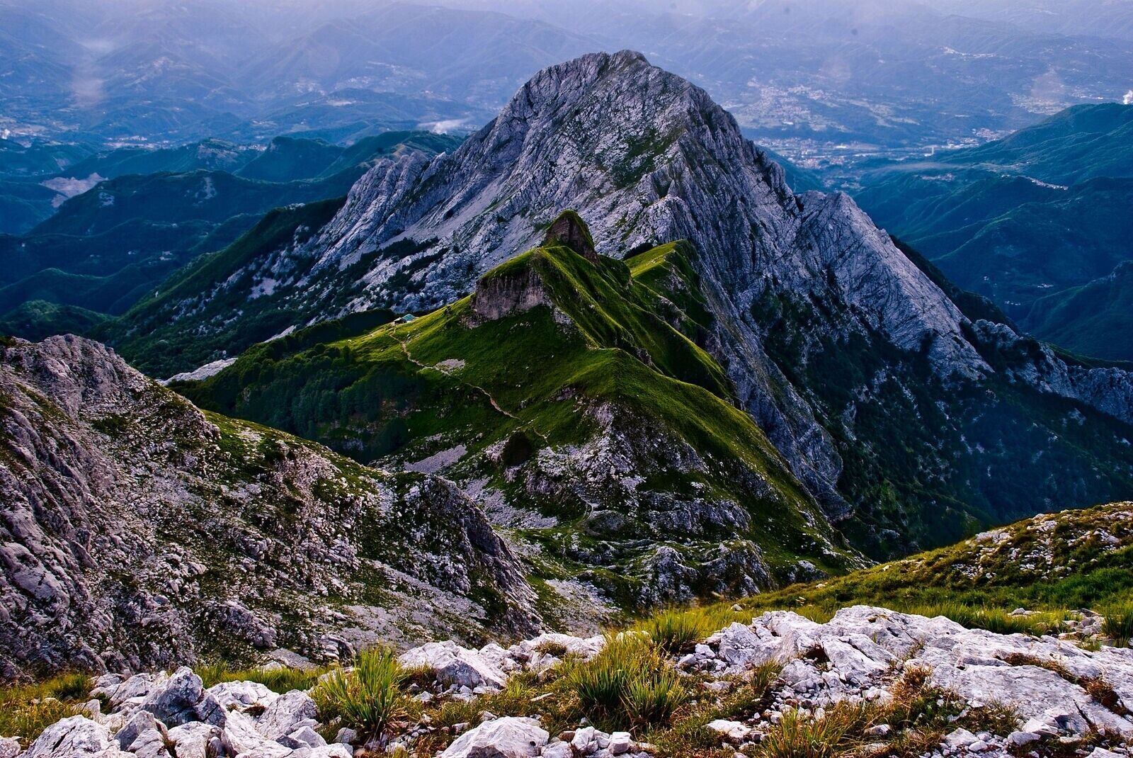 Un paysage montagneux caractérisé par un terrain rocheux et une végétation clairsemée.