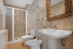 Shower, hair dryer, towels - Vacation Home "Apartamento Hibisco" close to the Beach with Shared Pool & Wi-Fi (El Cotillo)