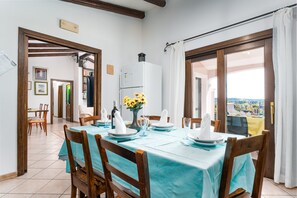 Dining - Holiday Home "Residenza Le Magnolie" with Terrace, Shared Garden and Wi-Fi (Orosei)