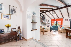 Lobby - Holiday Home "Residenza Le Magnolie" with Terrace, Shared Garden and Wi-Fi (Orosei)