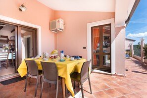 Outdoor dining - Holiday Home "Residenza Le Magnolie" with Terrace, Shared Garden and Wi-Fi (Orosei)