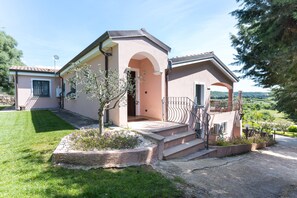 Exterior - Holiday Home "Residenza Le Magnolie" with Terrace, Shared Garden and Wi-Fi (Orosei)