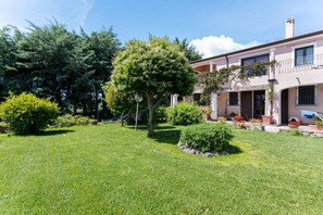 Exterior - Holiday Home "Residenza Le Magnolie" with Terrace, Shared Garden and Wi-Fi (Orosei)