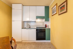 Refrigerador, horno, placa de cocina, cafetera/tetera