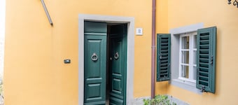 Vakantieappartement "Grillo Rosso 8" met privé-tuin en open haard