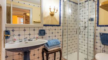 Douche, sĂšche-cheveux, serviettes fournies