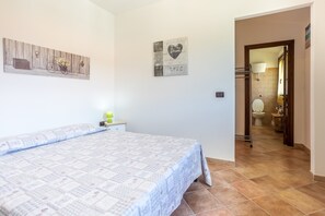 1 habitación, tabla de planchar con plancha, wifi gratis y ropa de cama 