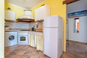 Fridge, oven, stovetop, coffee/tea maker